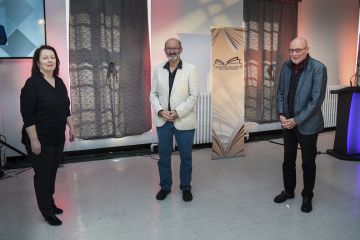 Prix Arlette-Cousture : Linda Amyot, présidente de l‘AAM, François Hébert, lauréat avec Miniatures indiennes, et Pierre Filion, directeur général chez Leméac Éditeur.
