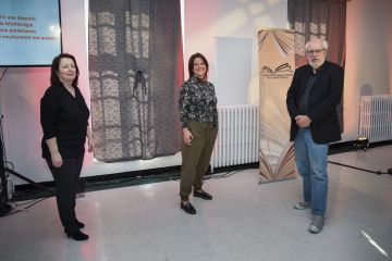 Prix Bernadette-Renaud : Linda Amyot, présidente de l‘AAM, Nadine Descheneaux, lauréate avec Dernier départ pour l‘ailleurs, Robert Soulières, éditeur.