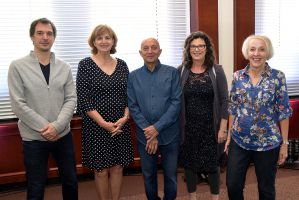 Lauréate et finalistes du prix Philippe-Béha, de gauche à droite : Jean-François Sénéchal, finaliste; Andrée-Anne Gratton, lauréate; Philippe-Béha, auteur jeunesse et illustrateur; Lucie Papineau, directrice de collection aux Éditions de La Bagnole; Pierrette Dubé, finaliste. Photo: Jacques Frenette